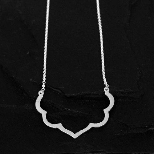 LOTUS HALSBAND FÖRSILVRAD MÄSSING