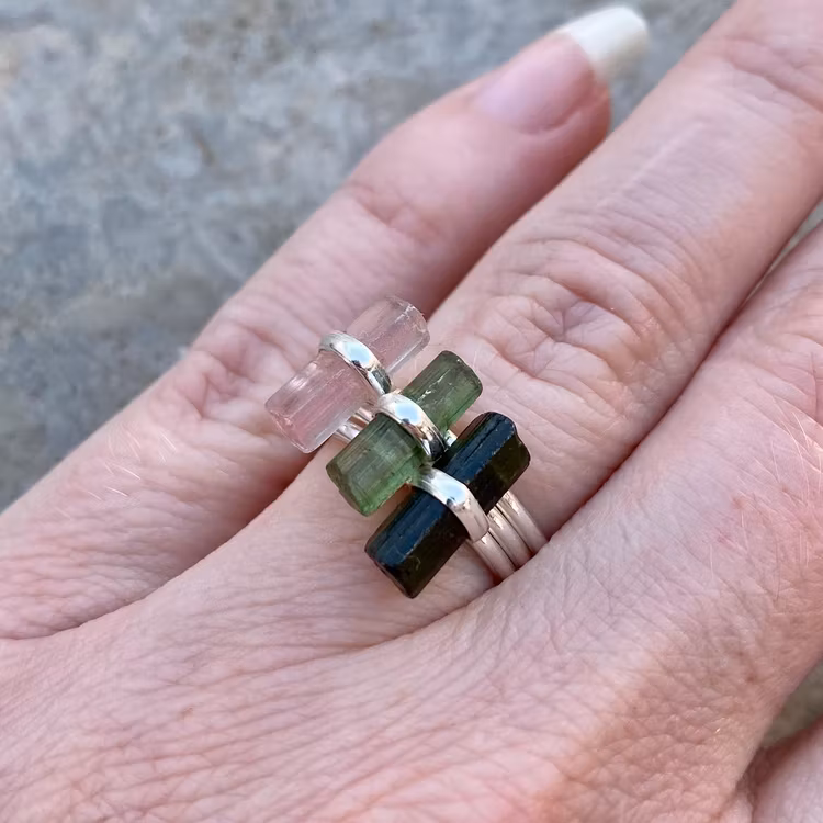 RÅ SVART TURMALIN RING I 925 SILVER