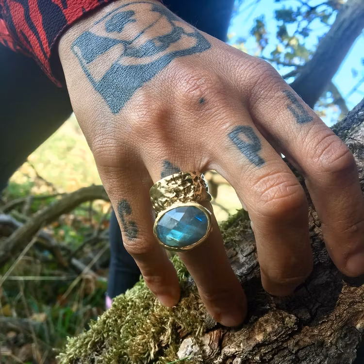 STONED RING GRÖN LABRADORIT I MÄSSING