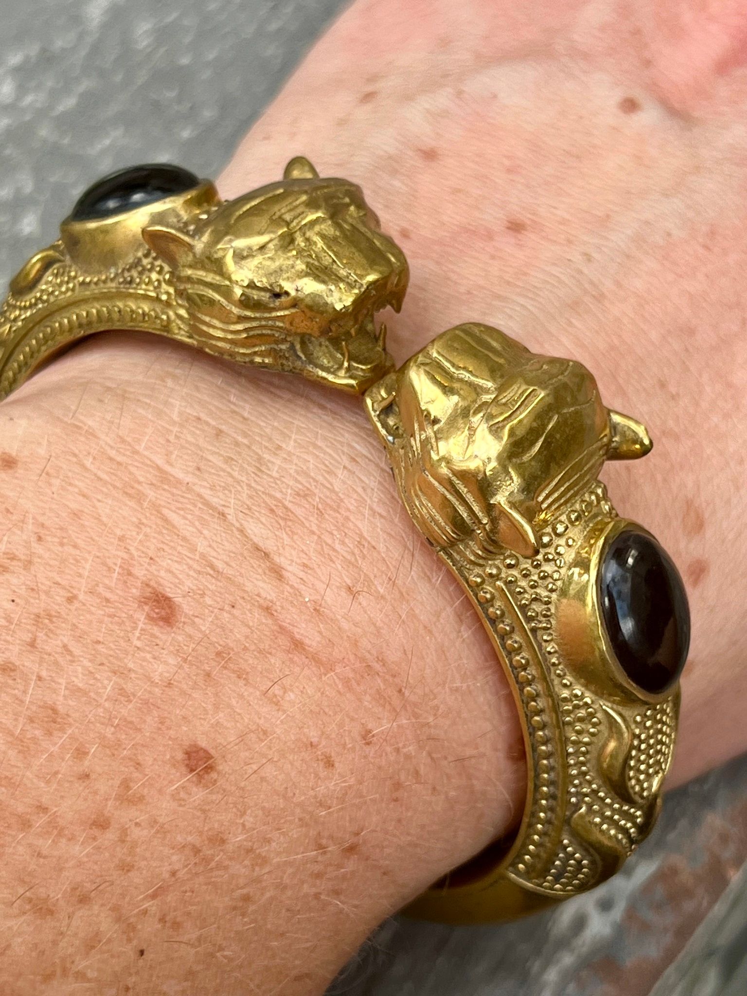TIGRAR MED KARNEOL ARMBAND I MÄSSING