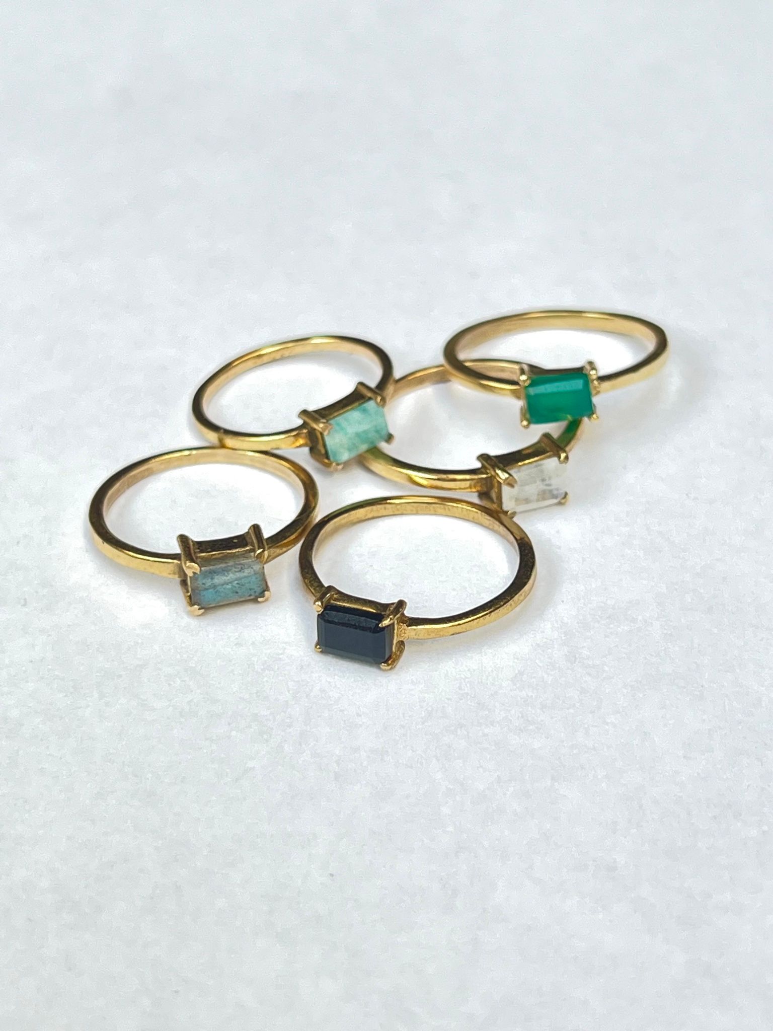 BAGUETTE SLIPAD GRÖN ONYX RING I MÄSSING