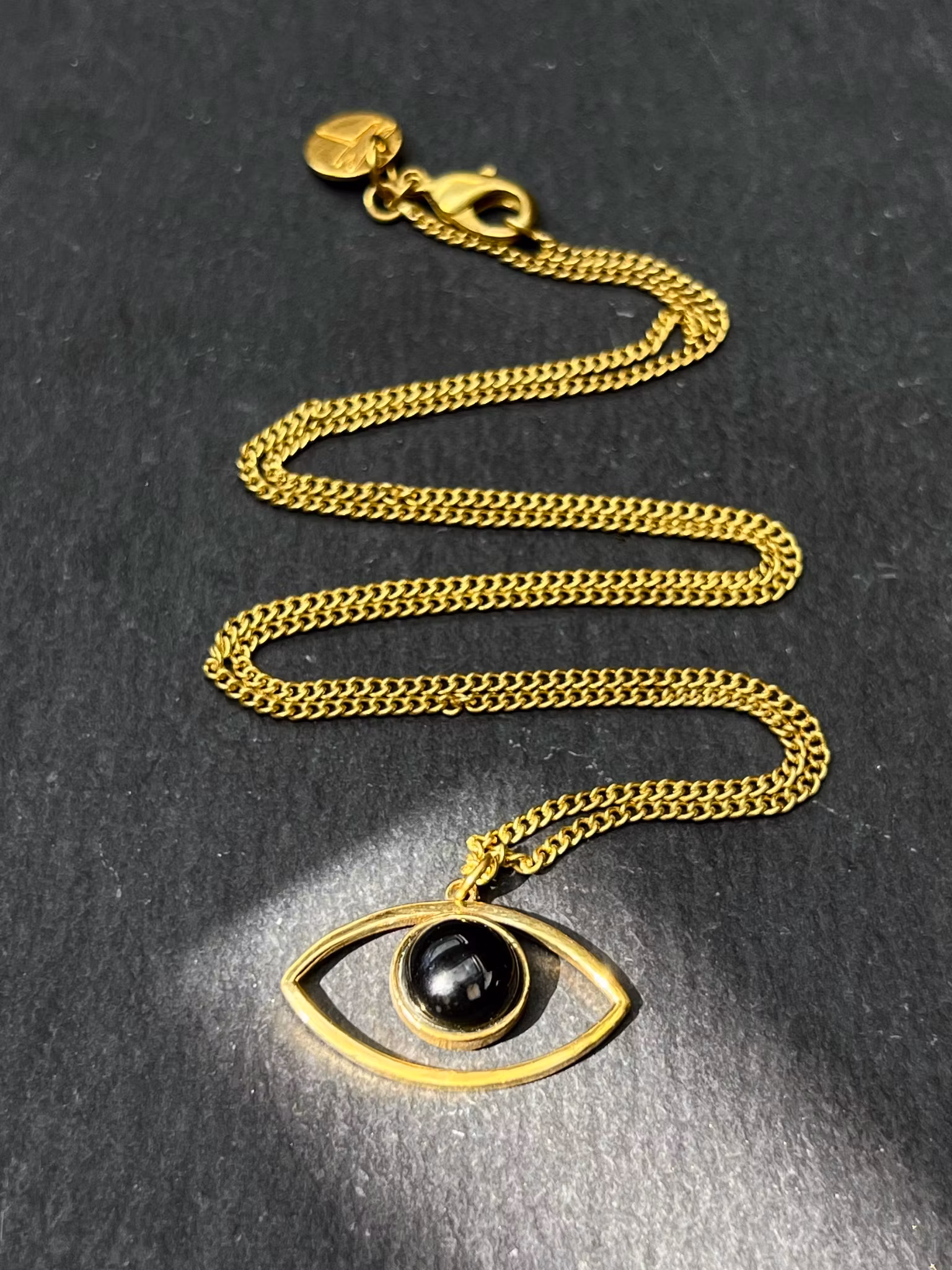 ÖGA MED SVART ONYX HALSBAND I MÄSSING