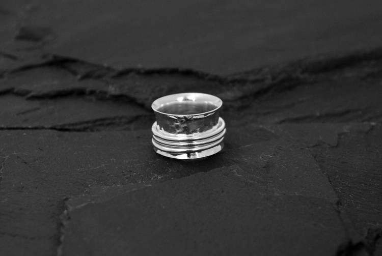 STRESSRING MED TRE RINGAR I FÖRSILVRAD MÄSSING
