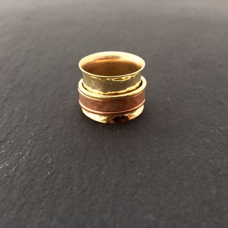 STRESSRING MED RINGAR OCH BAND I MÄSSING OCH KOPPAR