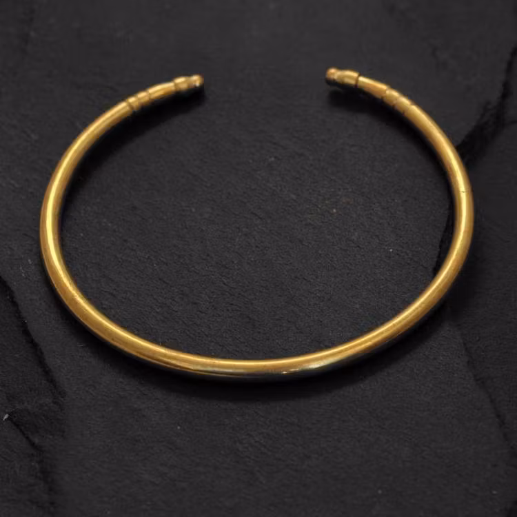 STELT RUNT ARMBAND I MÄSSING