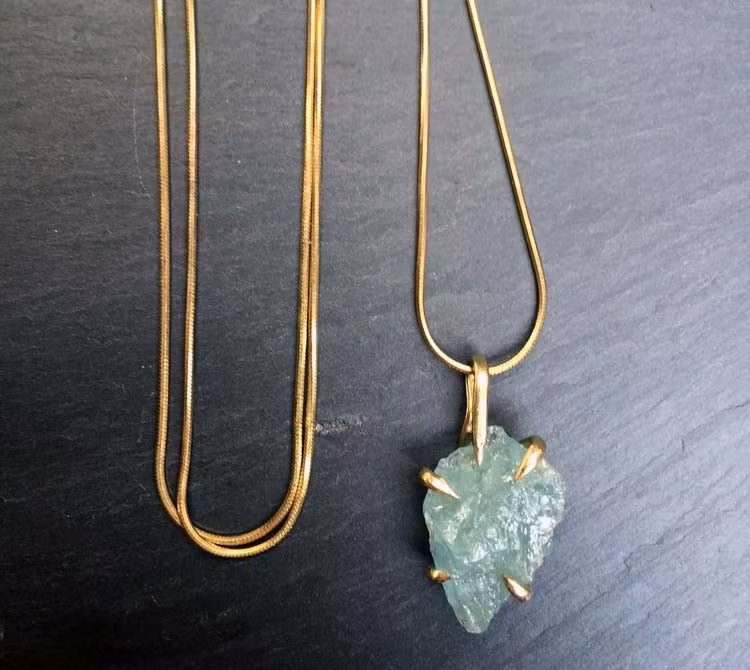 CLAW HALSBAND MED RÅ AKVAMARIN