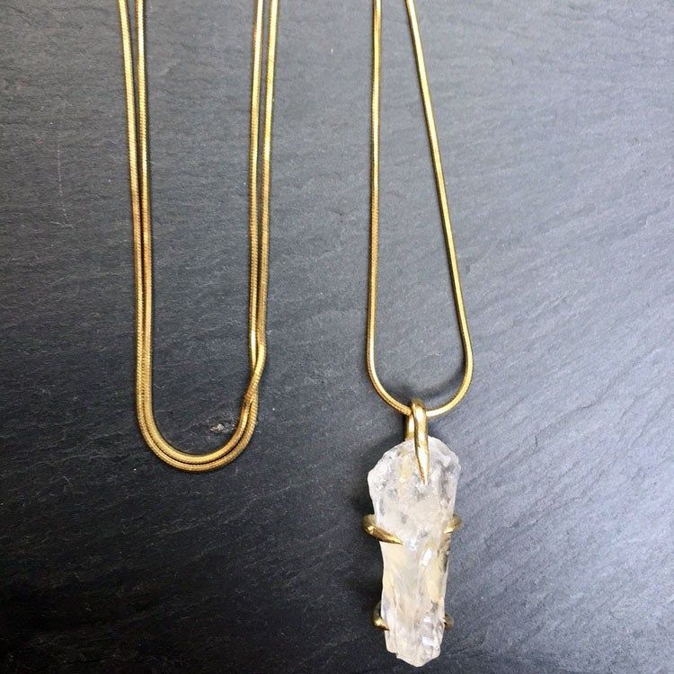 CLAW HALSBAND MED RÅ BERGSKRISTALL