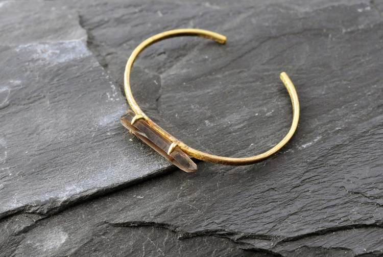 HORISONTELL KRISTALL RÖKKVARTS ARMBAND I MÄSSING