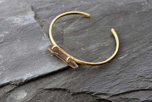HORISONTELL KRISTALL RÖKKVARTS ARMBAND I MÄSSING