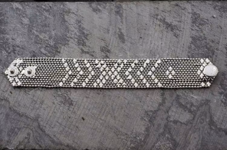 XS ARMOUR ARMBAND I FÖRSILVRAD MÄSSING