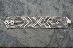 SMALL ARMOUR ARMBAND I FÖRSILVRAD MÄSSING