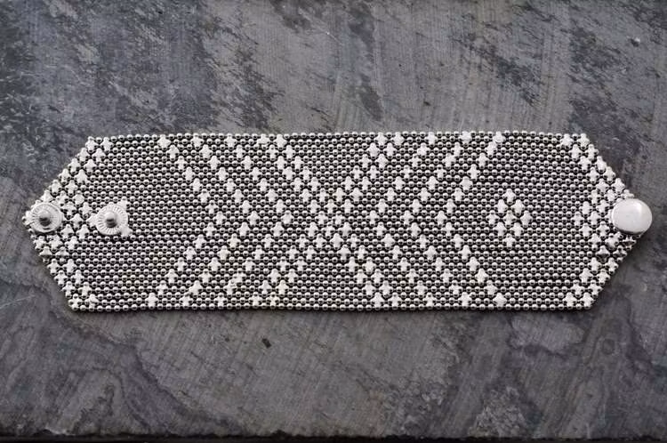MEDIUM ARMOUR ARMBAND I FÖRSILVRAD MÄSSING