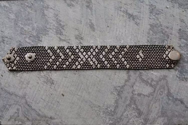 XS ARMOUR ARMBAND I SVARTOXIDERAD MÄSSING