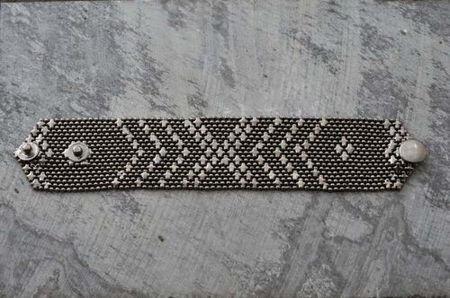 SMALL ARMOUR ARMBAND I SVARTOXIDERAD MÄSSING