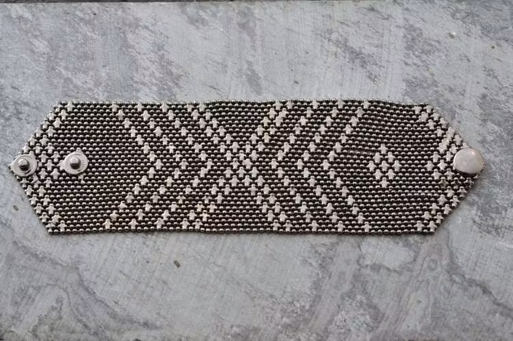 MEDIUM ARMOUR ARMBAND I SVARTOXIDERAD MÄSSING
