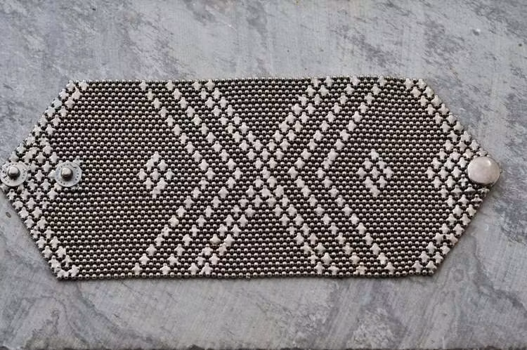 LARGE ARMOUR ARMBAND I SVARTOXIDERAD MÄSSING