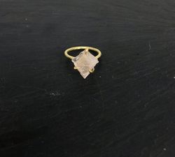 CLAWRING I MÄSSING MED RÅ ROSENKVARTS