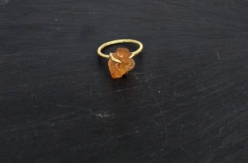 CLAWRING I MÄSSING MED RÅ CITRIN