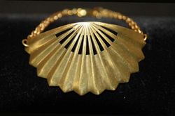 SOLFJÄDER ARMBAND I MÄSSING