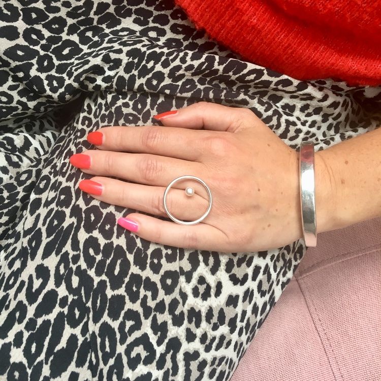SVÄVANDE PÄRLA RING I 925 SILVER