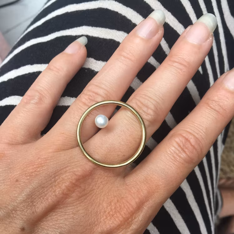 SVÄVANDE PÄRLA RING I MÄSSING