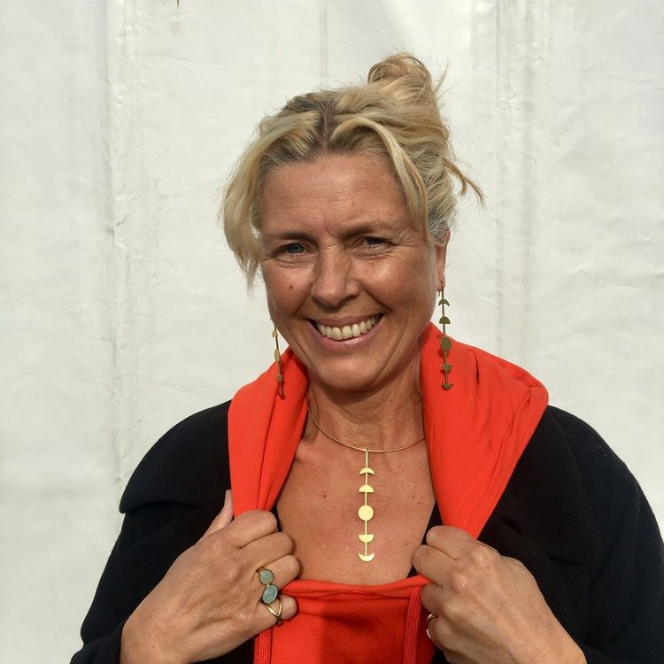 MÅNFAS ÖRHÄNGE I MÄSSING
