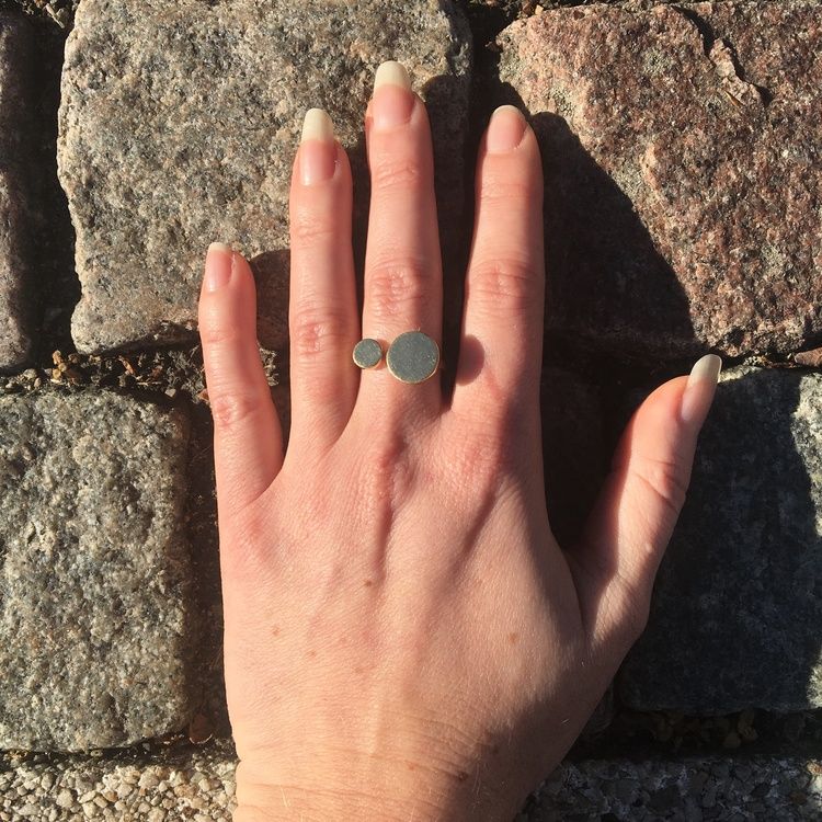 PLATTA PLANETER RING I MÄSSING
