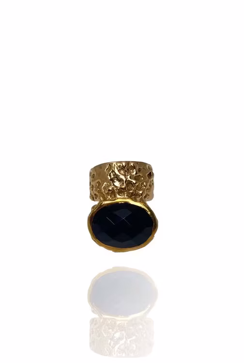 STONED RING SVART ONYX I MÄSSING