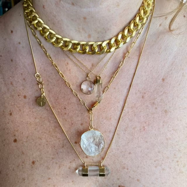 BERGSKRISTALL STONE PENDANT HALSBAND PÅ TUNN KEDJA I MÄSSING