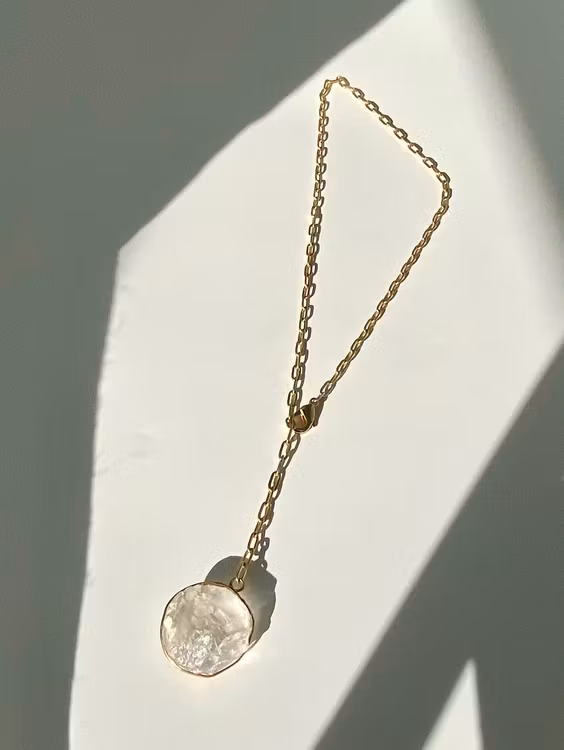 RÅ RUND BERGSKRISTALL HALSBAND I MÄSSING