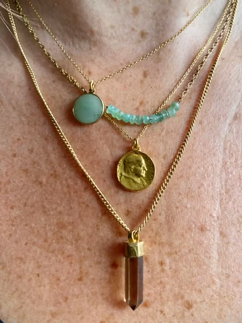 KRYSOPRASER PÅ STRÅ HALSBAND I MÄSSING