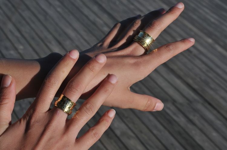 STRESSRING MED BAND FÖRSILVRAD MÄSSING