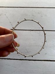 DOTTED BANGLE FÖRSILVRAT