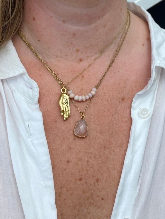 ROSA OPALER PÅ STRÅ HALSBAND I MÄSSING