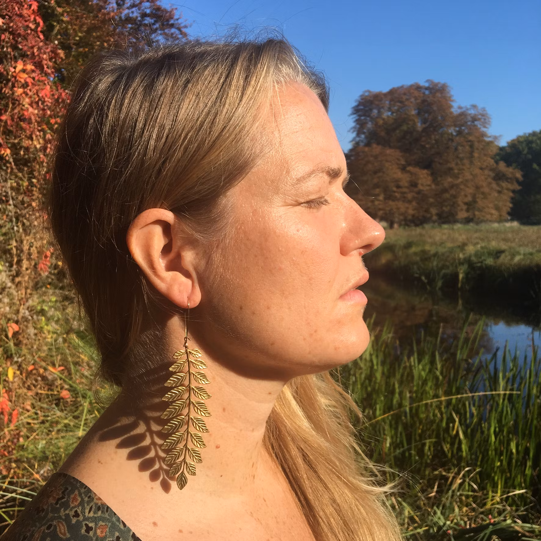 FERN ÖRHÄNGE MÄSSING