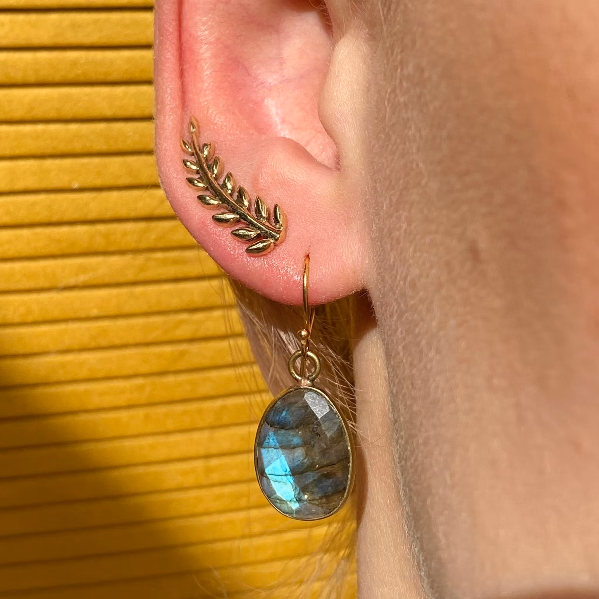 STONE PENDANT ÖRHÄNGEN MED LABRADORIT