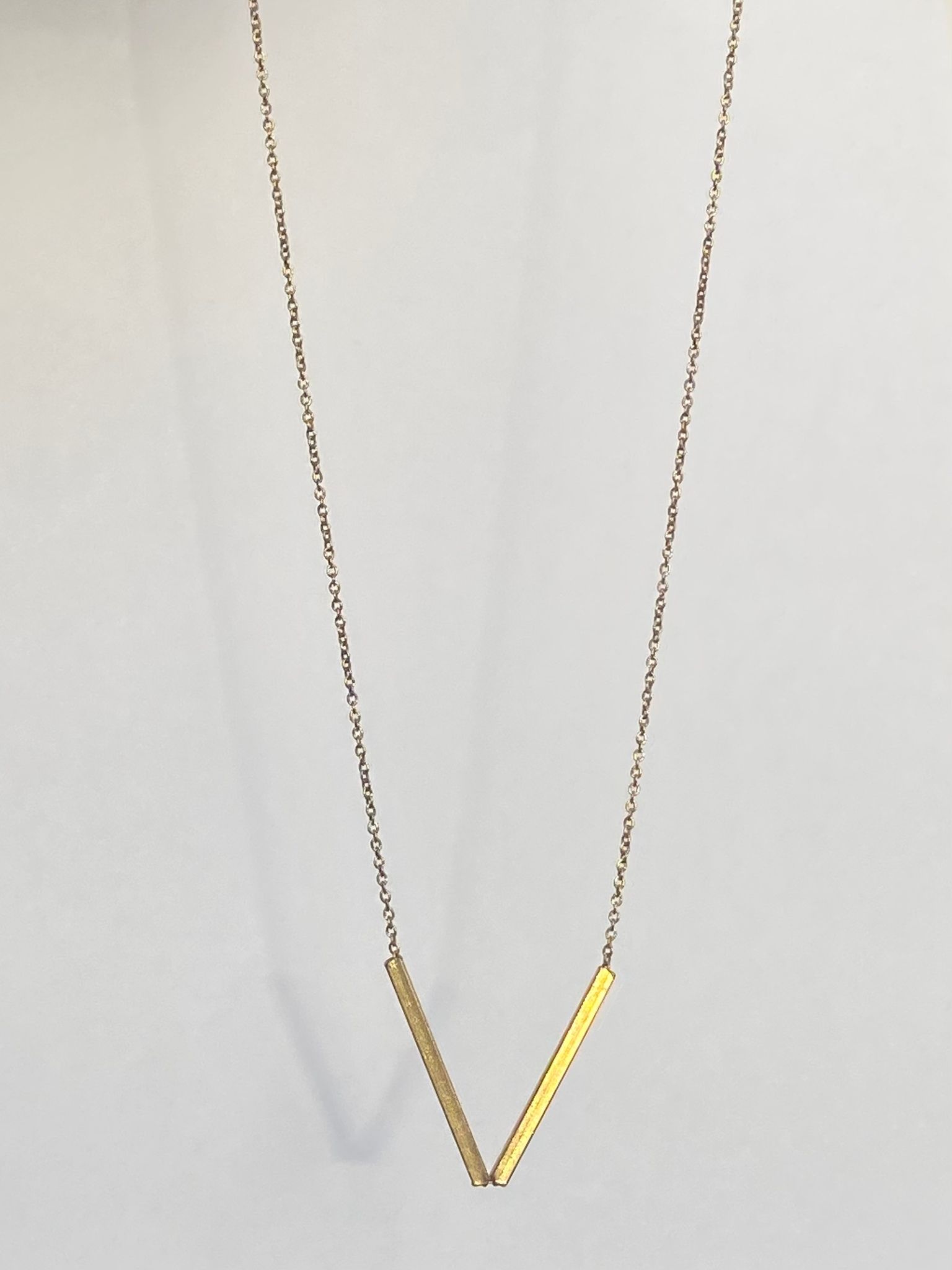 V HALSBAND TUNN KEDJA I MÄSSING