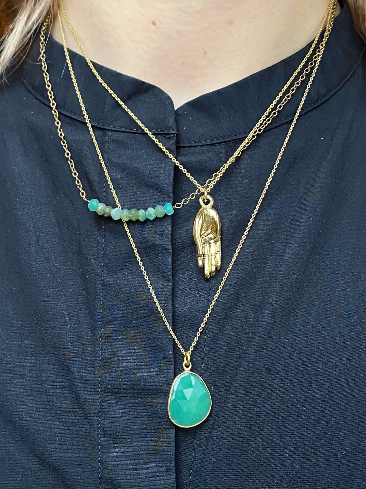 BLANDADE NYANSER AV KRYSOPRASER PÅ STRÅ HALSBAND I MÄSSING