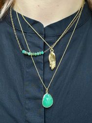 BLANDADE NYANSER AV KRYSOPRASER PÅ STRÅ HALSBAND I MÄSSING