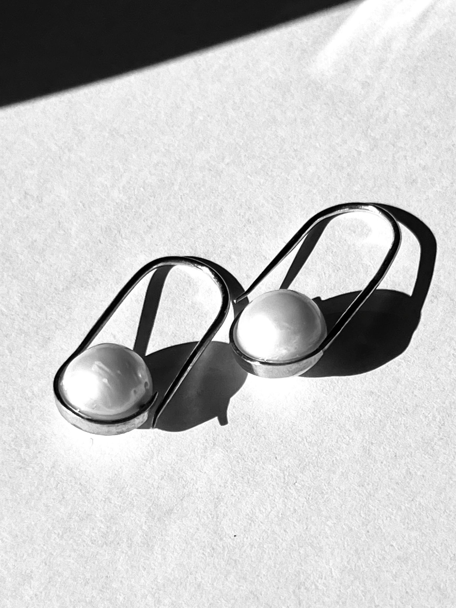OMFAMNANDE PÄRLOR I 925 SILVER I PAR