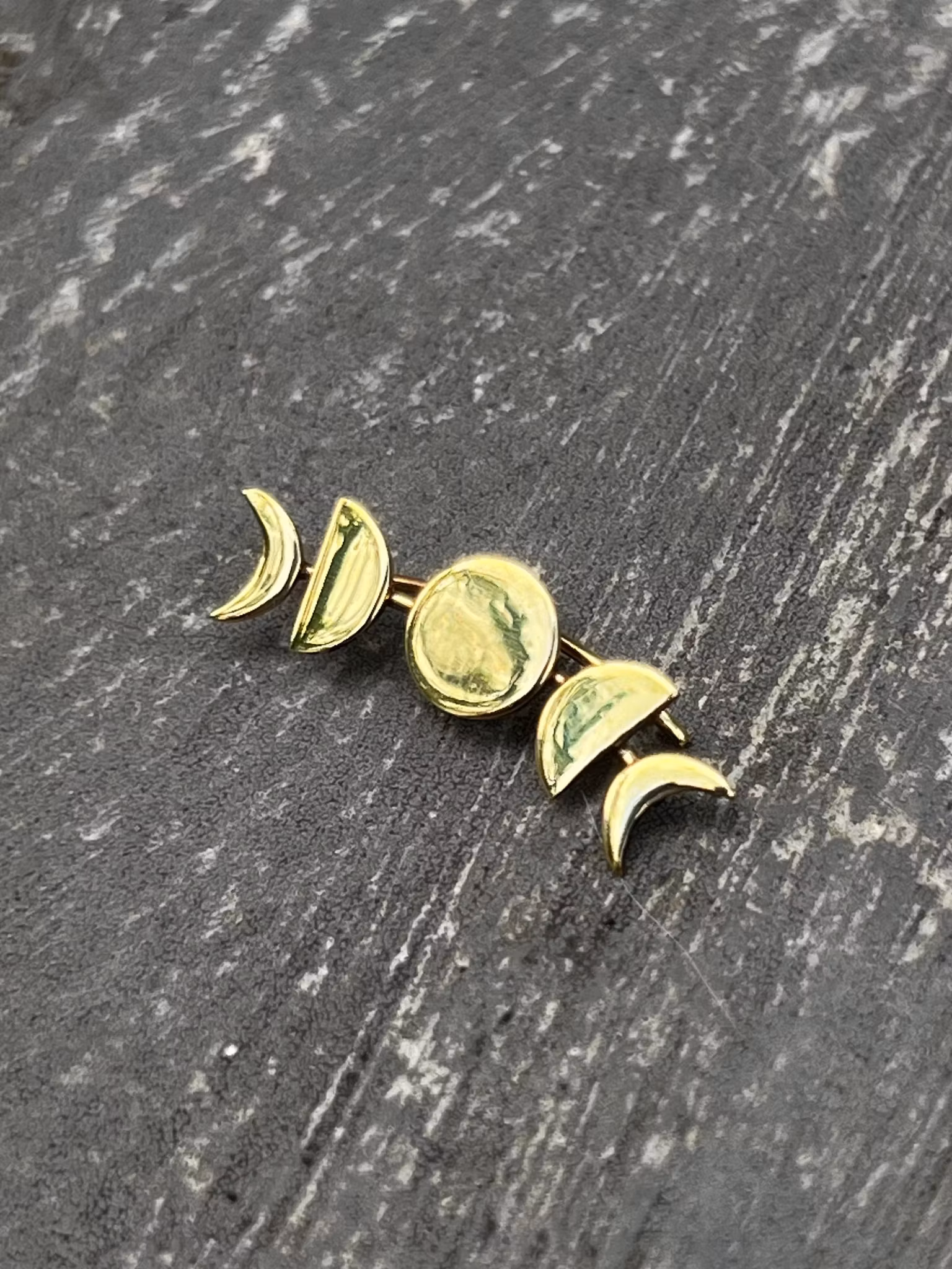 MÅNFAS EARCRAWLER I MÄSSING
