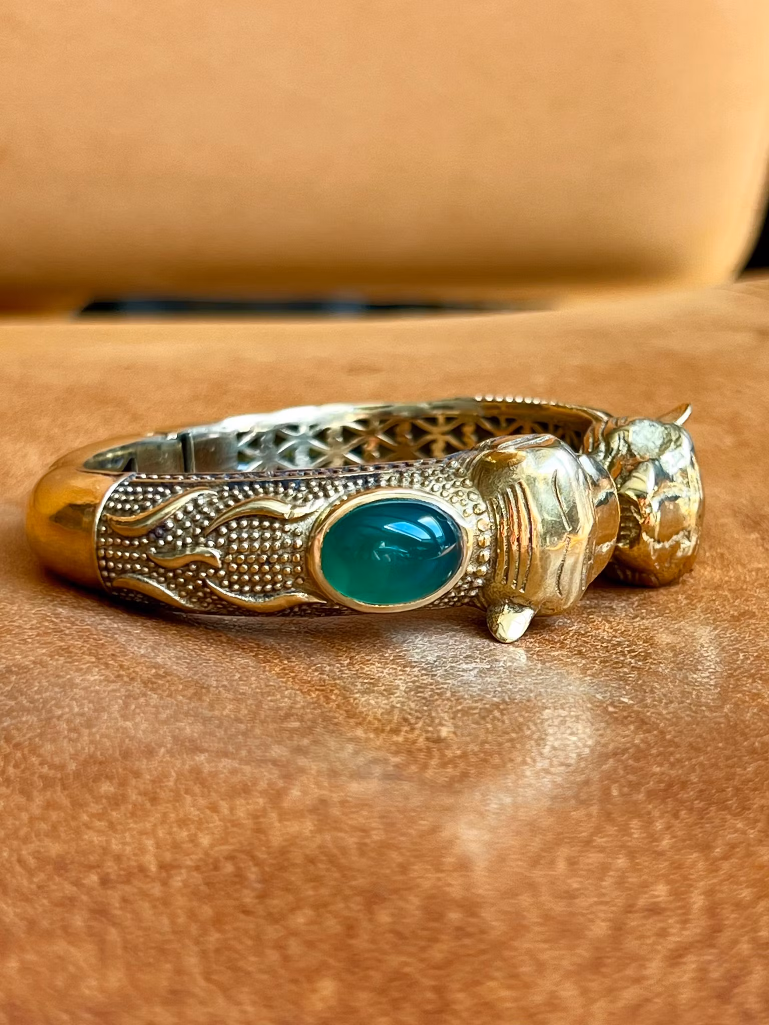 TIGRAR MED GRÖN ONYX ARMBAND I MÄSSING