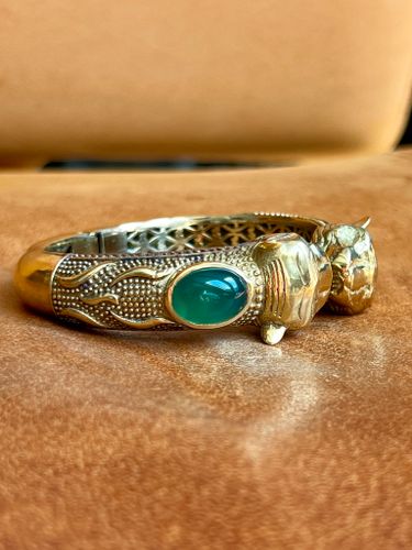 TIGRAR MED GRÖN ONYX ARMBAND I MÄSSING