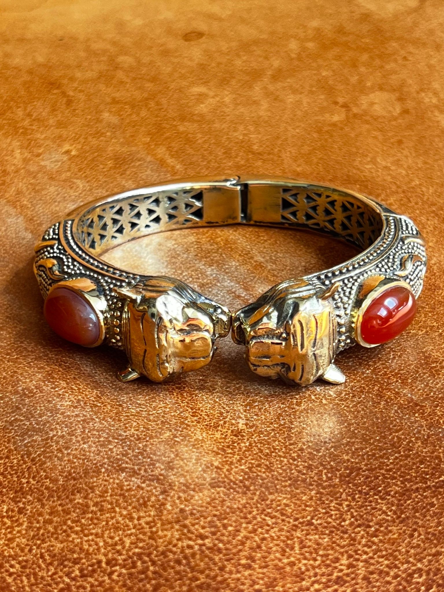 TIGRAR MED KARNEOL ARMBAND I MÄSSING
