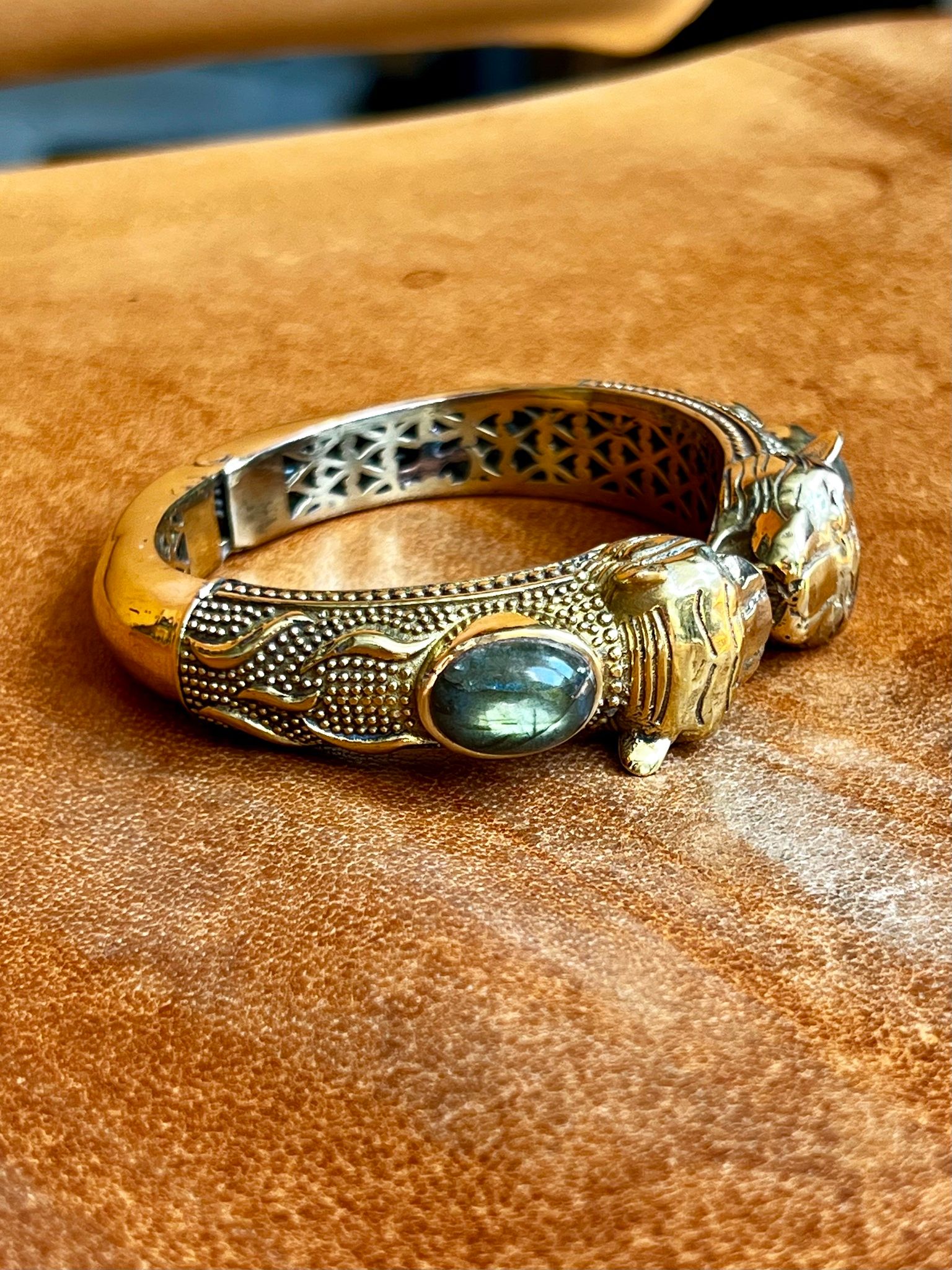 TIGRAR MED LABRADORIT ARMBAND I MÄSSING