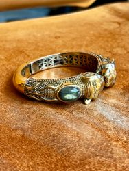 TIGRAR MED LABRADORIT ARMBAND I MÄSSING