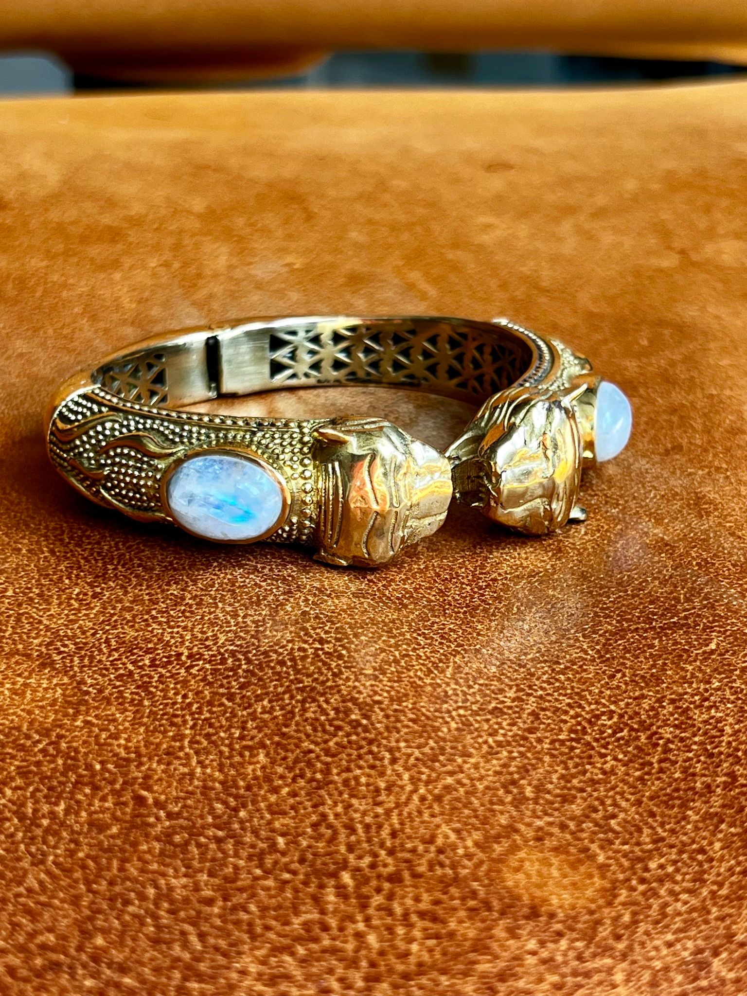TIGRAR MED MÅNSTEN ARMBAND I MÄSSING