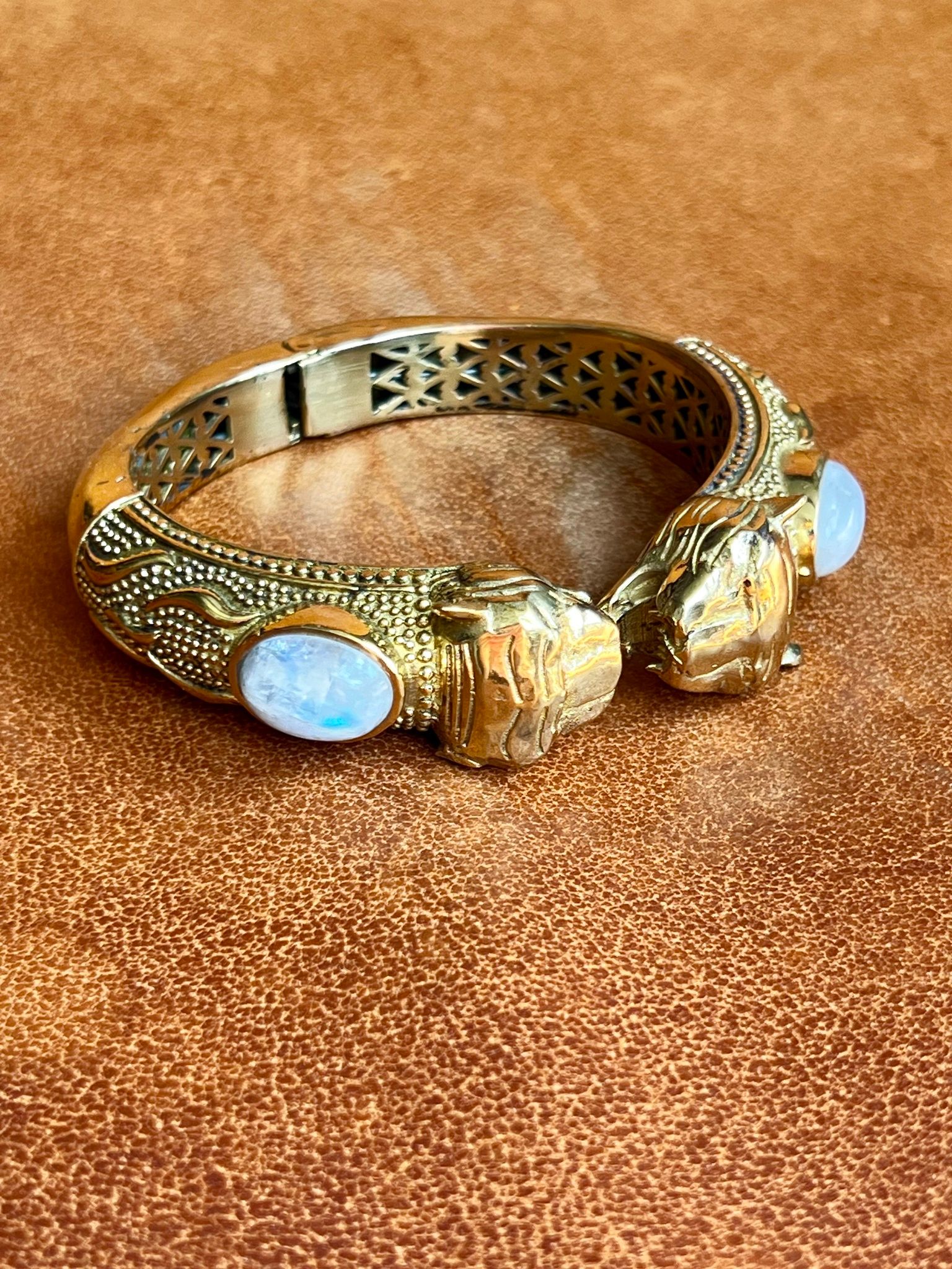 TIGRAR MED MÅNSTEN ARMBAND I MÄSSING