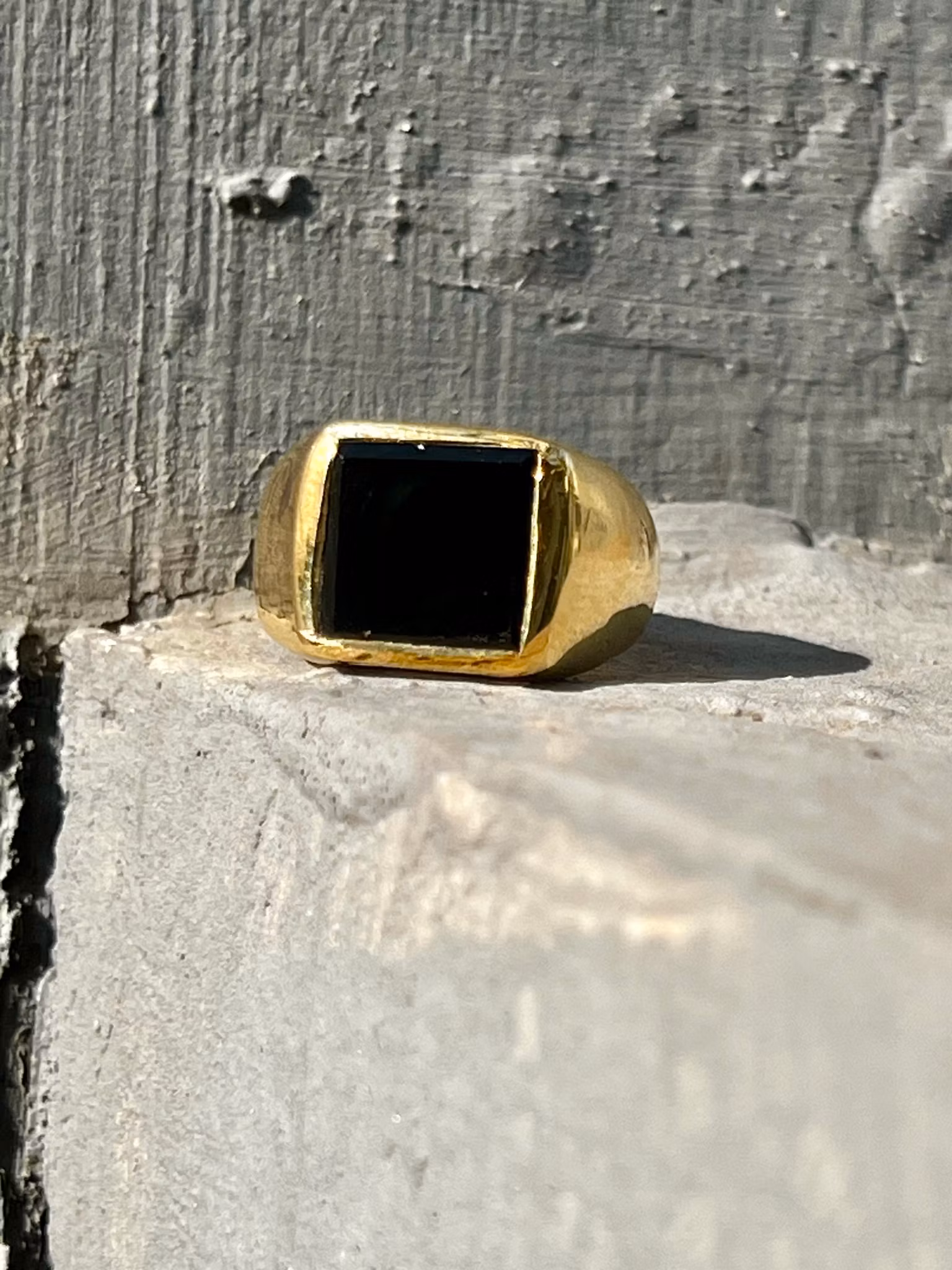 SVART ONYX KLACKRING I MÄSSING
