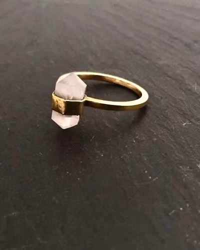 LITEN BANDRING MED ROSENKVARTS MÄSSING
